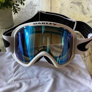Womens Oakley Ski/snowboard Goggles